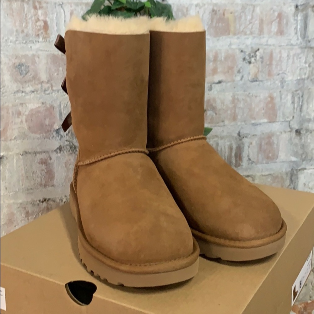 NIB  Womens UGG Bailey Bow 2 Short Boot Chestnut - Picture 3 of 7